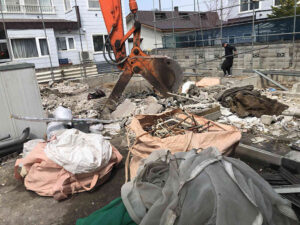 木造二階建て解体工事中